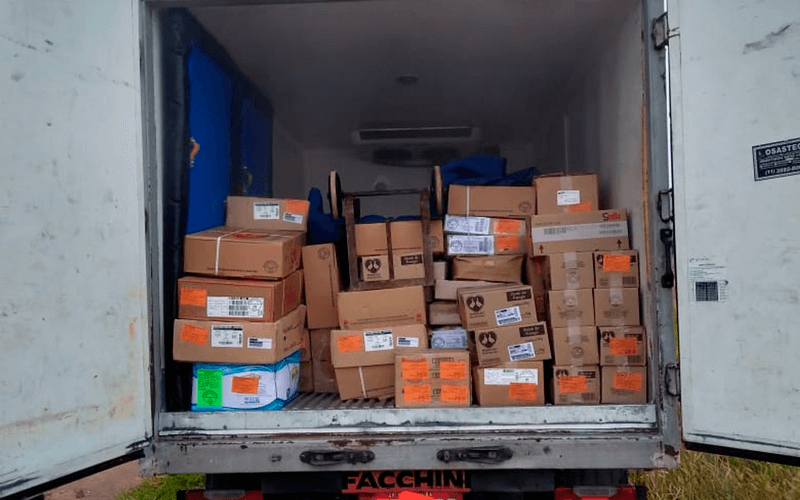 Carga foi apreendida, assim como os veículos usados pelos criminosos. (Foto: Divulgação/Reprodução G1)