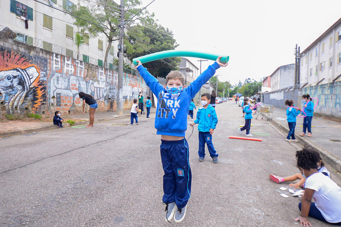 Criança brincando na rua