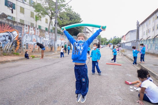 Criança brincando na rua