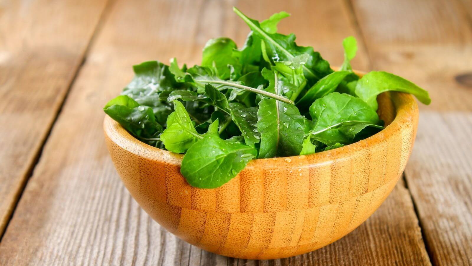 Pote com folhas de rúcula