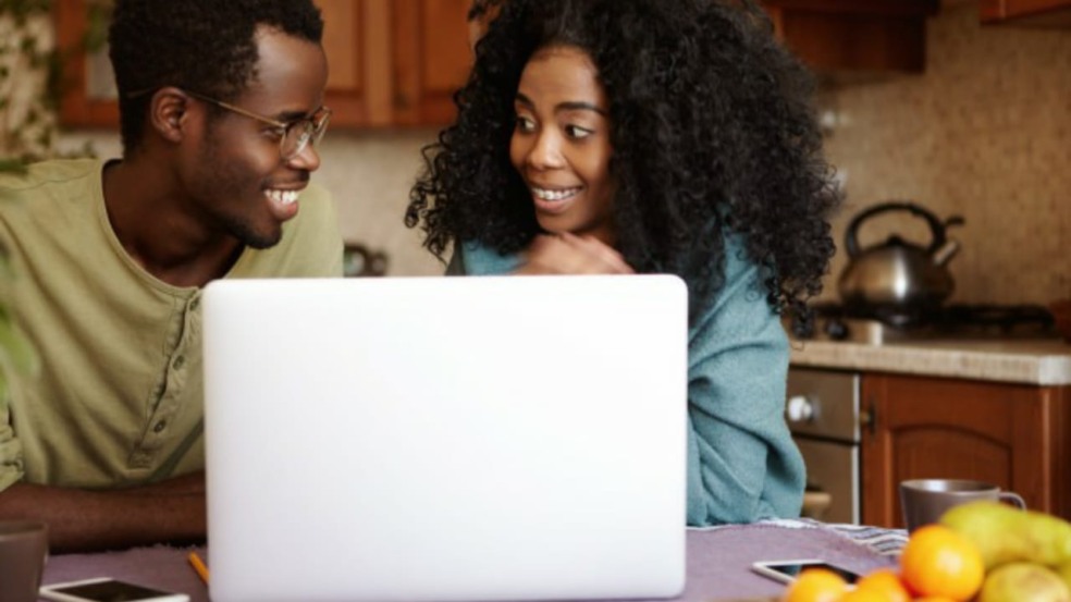 Casal compartilhando computador
