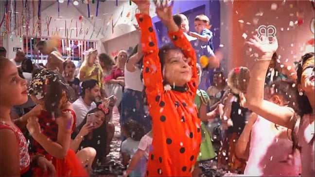 crianças brincam com confetes e serpentinas durante o bloquinho kids do JundiaíShopping de 2019