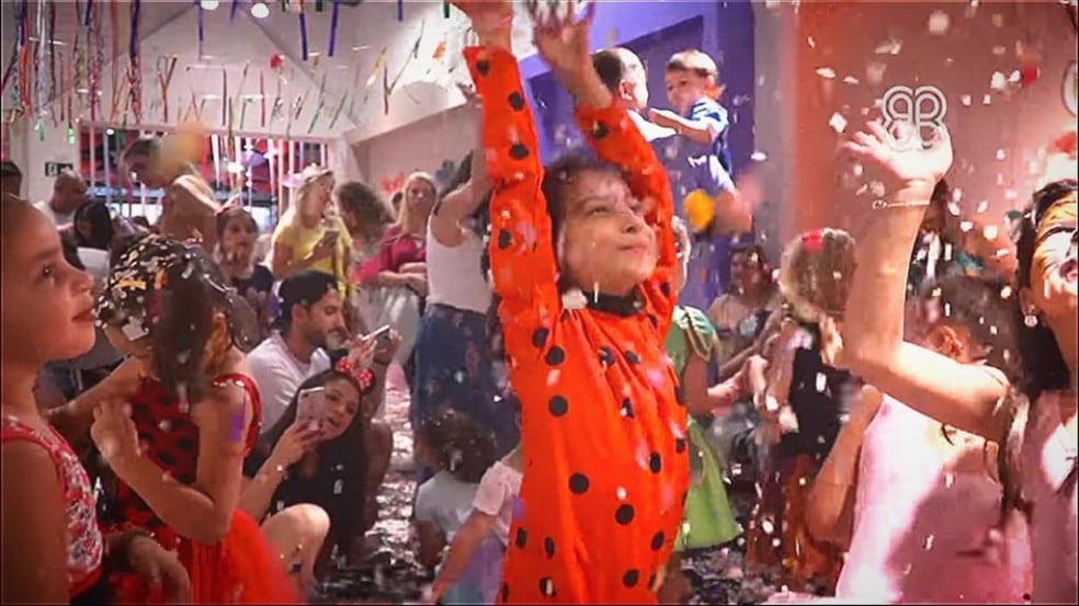 crianças brincam com confetes e serpentinas durante o bloquinho kids do JundiaíShopping de 2019