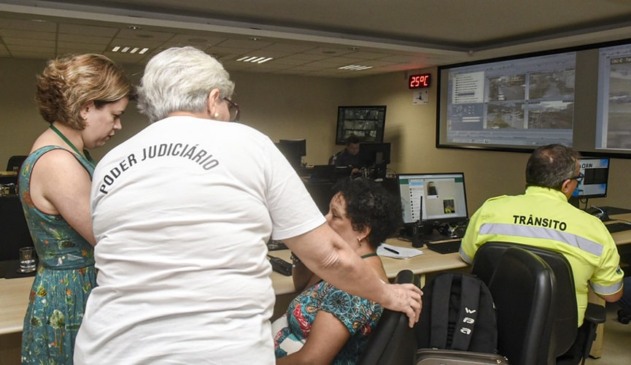 Foto de agentes de trânsito em sala de monitoramento