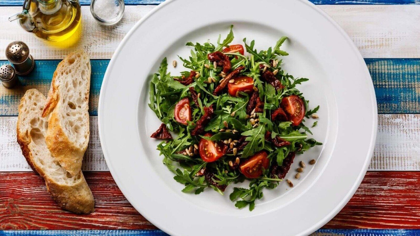 Salada de rúcula com tomate seco