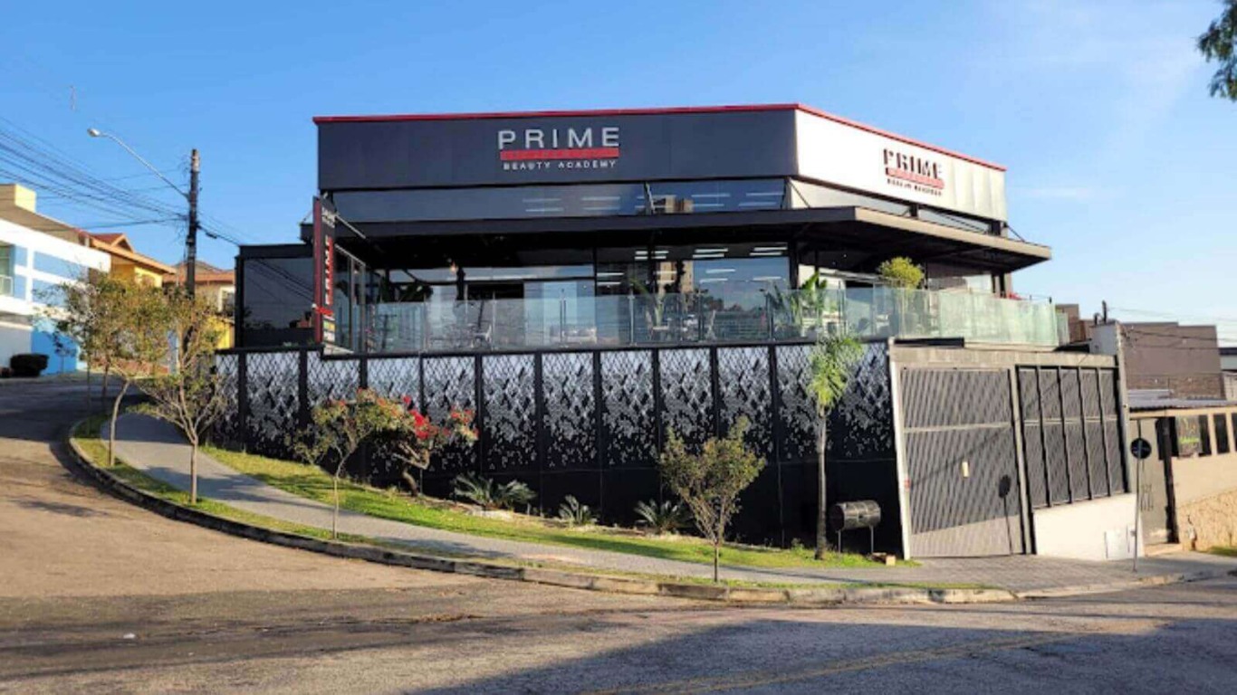 Esquina com prédio e fachada do salão de beleza Prime Professional Beauty Academy de Jundiaí