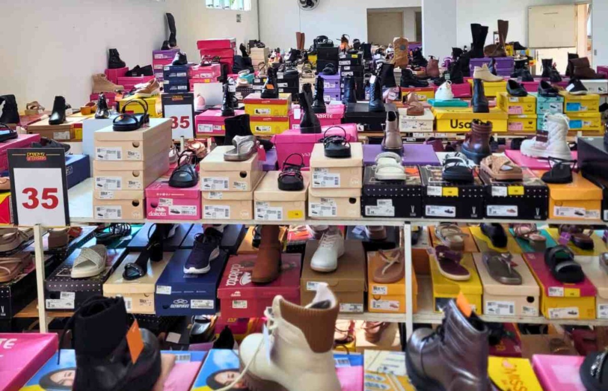 Saldão Latraviata no Grendacc com mesas repletas de calçados femininos, masculinos e infantis com desconto.