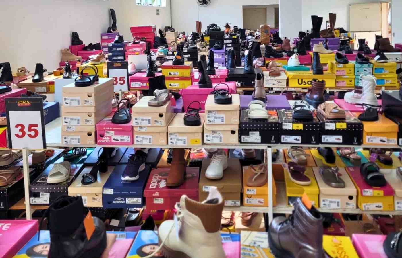 Saldão Latraviata no Grendacc com mesas repletas de calçados femininos, masculinos e infantis com desconto.