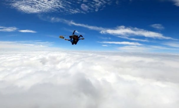 Freira saltando de paraquedas
