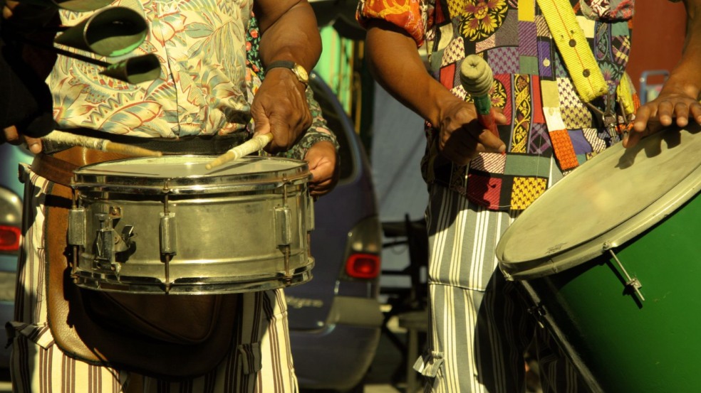 Workshop Bateria Ritmo na Veia ensina a tocar instrumentos, como tamborim.