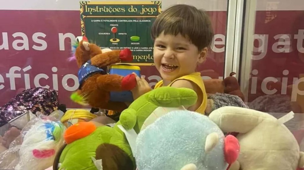 Samuel, sorrindo, dentro de máquina de bichinhos de pelúcia no Norte Shopping, na Zona Norte do Rio. Samuel, sorrindo, dentro de máquina de bichinhos de pelúcia no Norte Shopping, na Zona Norte do Rio.