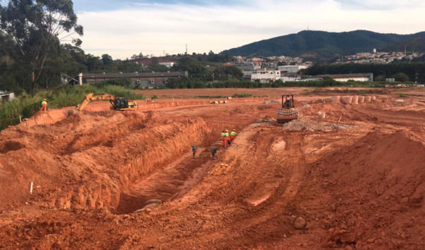 Obras com máquinas na região da avenida da Catorze de Dezembro