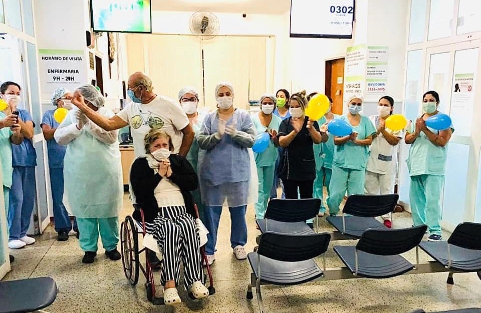 Foto de idosa em comemoração