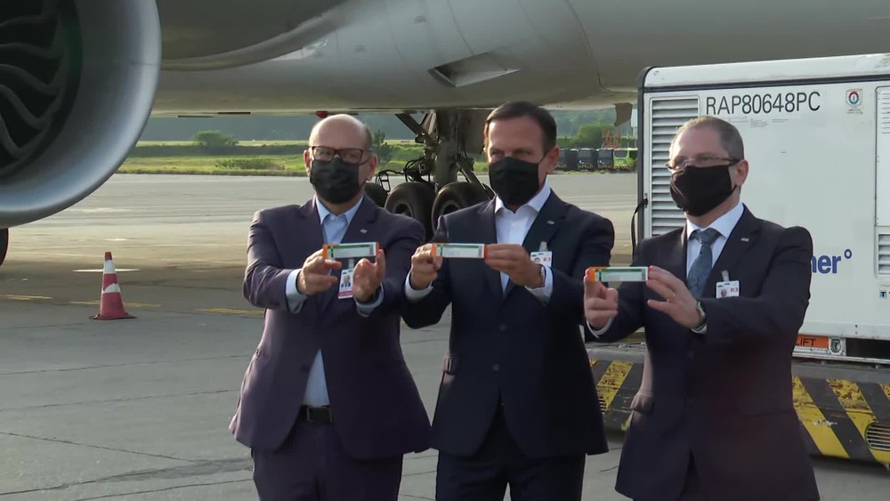 Governador de SP acompanha chegada de lote da vacina CoronaVac