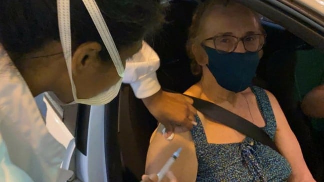 Therezinha Calandrin, de 78 anos, recebeu a primeira dose da vacina no Parque da Uva