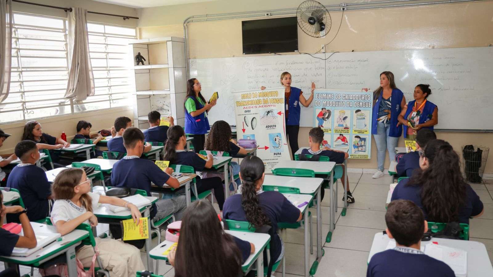 ACSs de Jundiaí em escola orientando sobre a dengue