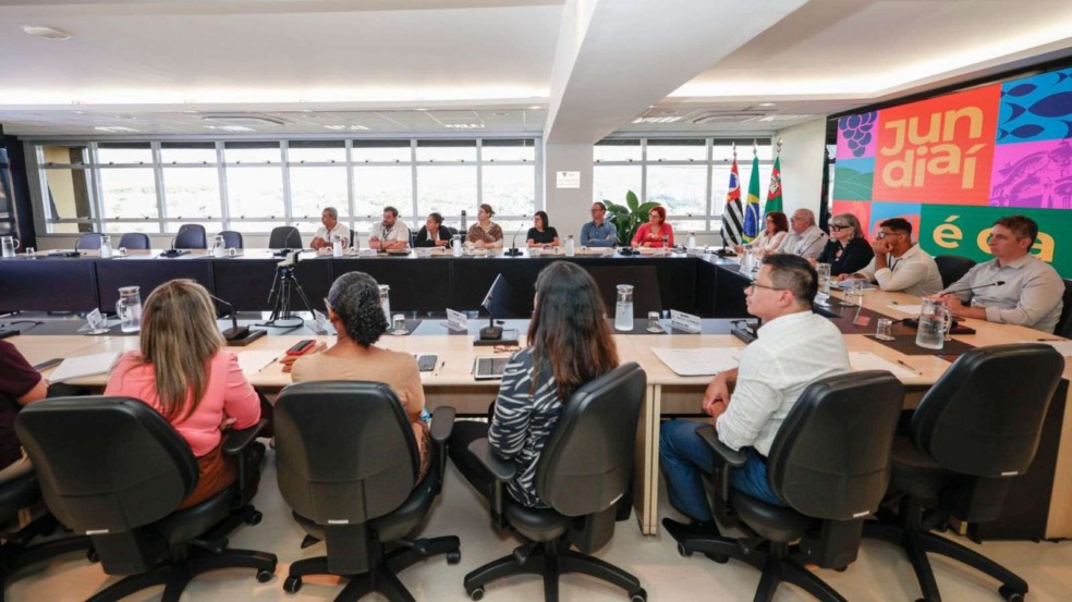 Saúde de Jundiaí em reunião.