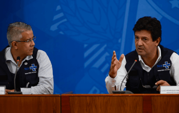 Wanderson e Mandetta durante coletiva