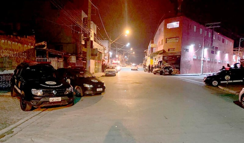 Avenida com viaturas