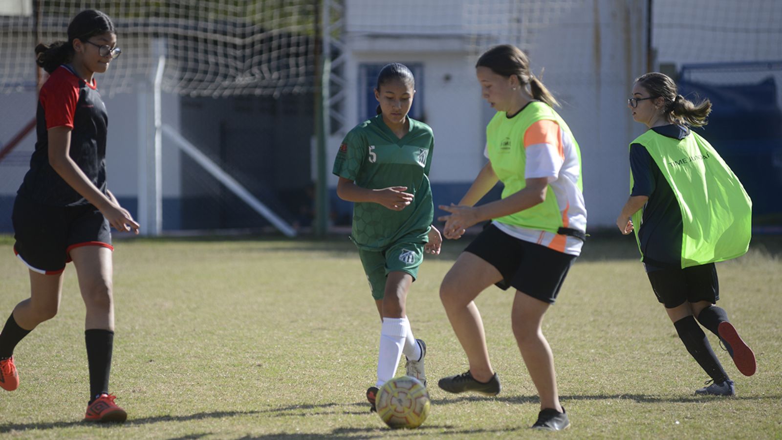 Meninas treinando futebol em campo