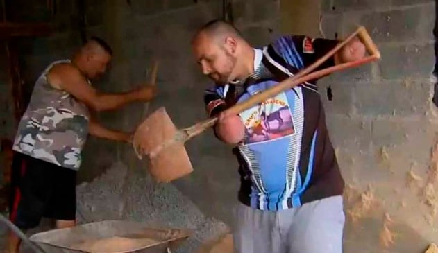 sem braços, pedreiro dá show de superação