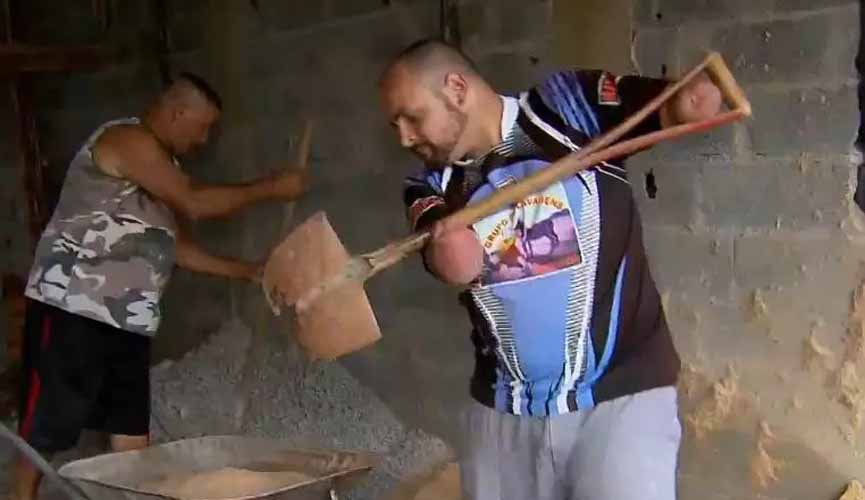 sem braços, pedreiro dá show de superação