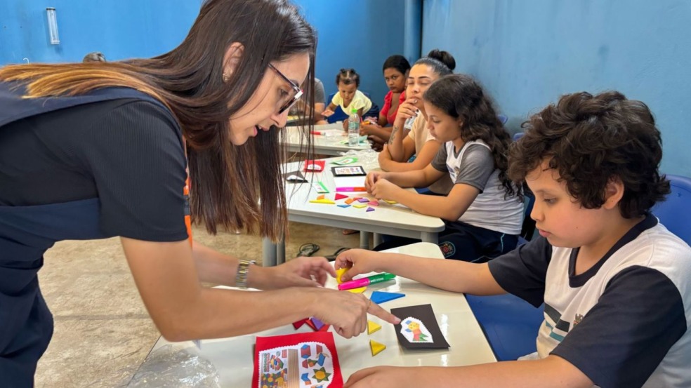 Alunos e profissionais durante dinâmica da APAE Jundiaí.