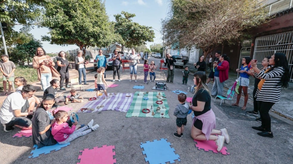 Crianças brincando na rua.