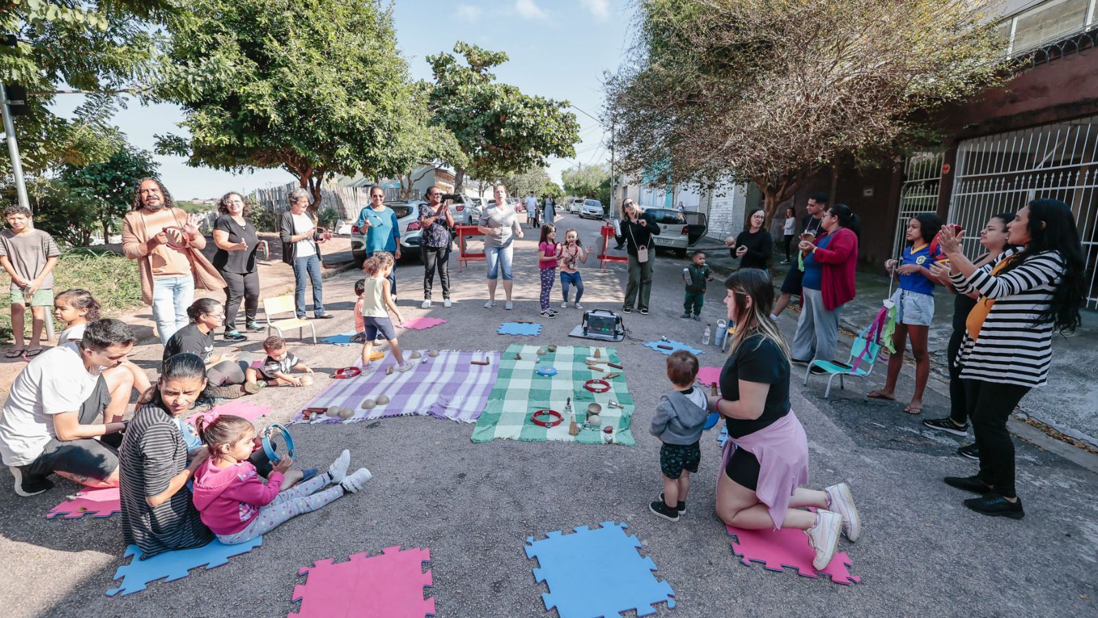 Crianças brincando na rua.