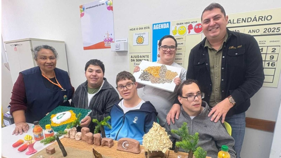 Alunos da APAE Jundiaí ao lado de obras de arte. Alunos da APAE Jundiaí ao lado de obras de arte.