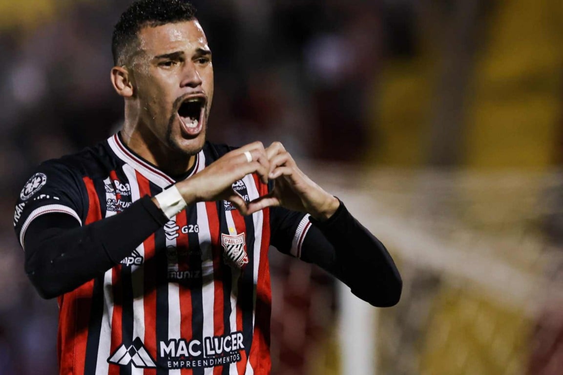 Jogador do Paulista comemorando gol com gesto de coração na semifinal da Bezinha 2024, vestindo o uniforme tricolor do clube.
