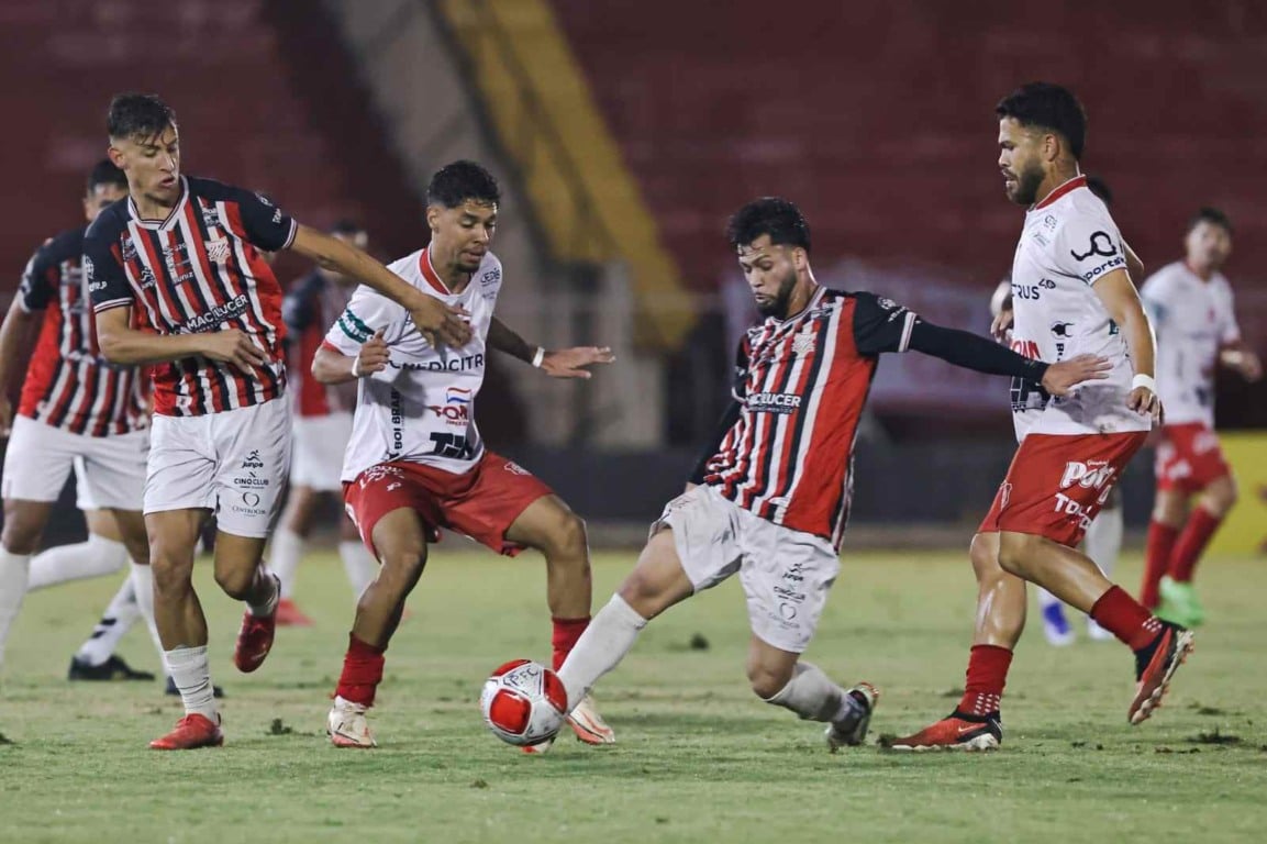 Jogadores do Paulista disputando a bola contra a Inter de Bebedouro em partida da semifinal da Bezinha 2024 no estádio Jayme Cintra.