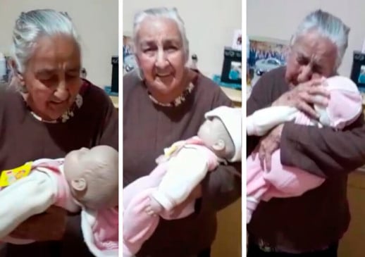 Idosa ganha boneca e chora. (Foto: Reprodução)