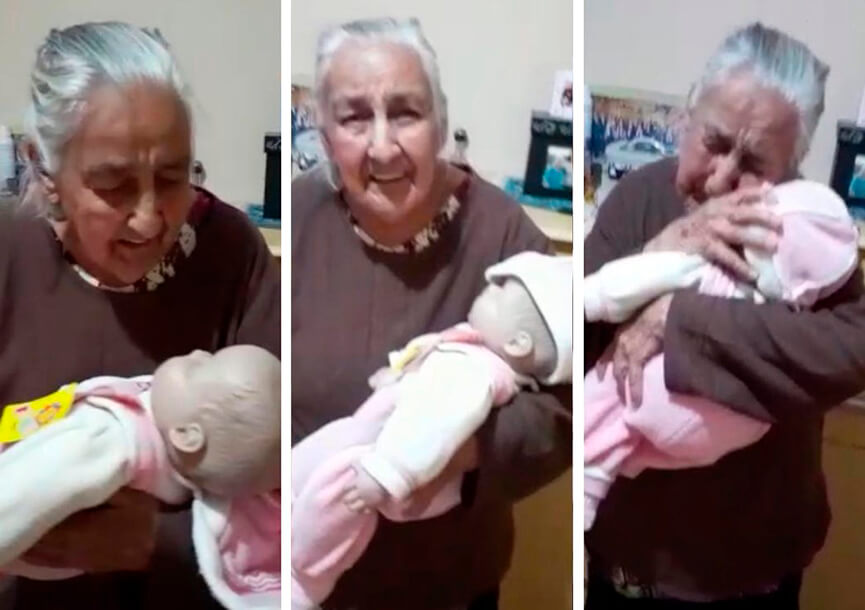 Idosa ganha boneca e chora. (Foto: Reprodução)