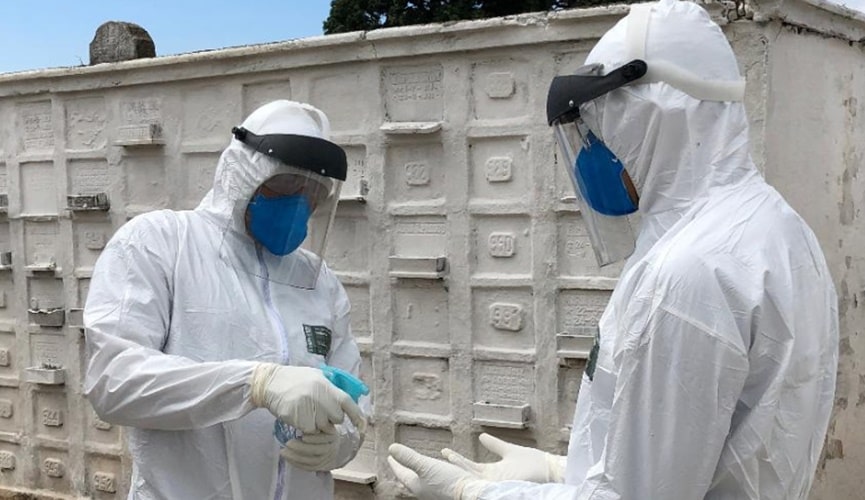 Foto de coveiros equipados