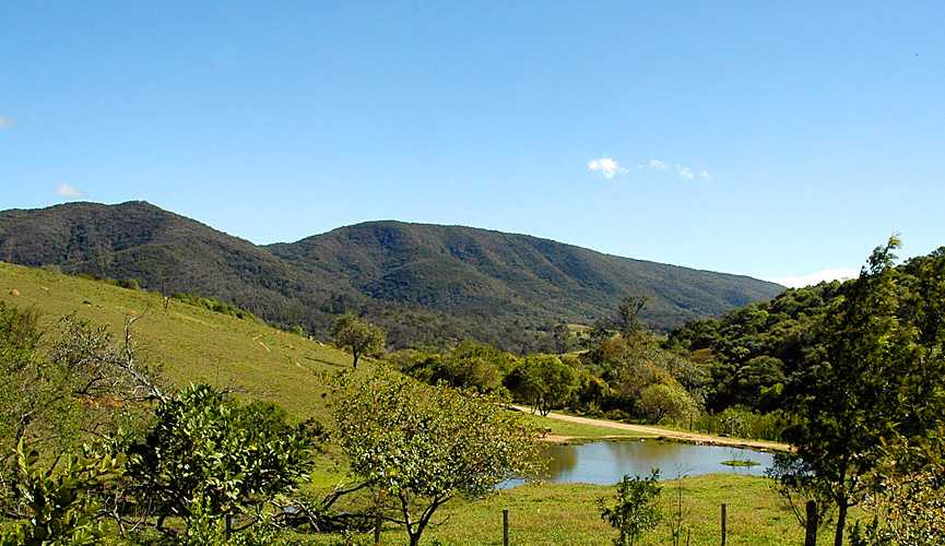 Paisagem da serra em um dia claro, destacando a importância da preservação ambiental e ações de limpeza na Serra do Japi