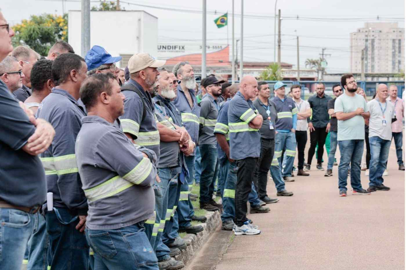 Servidores da DAE Jundiaí reunidos em evento com a nova gestão, reforçando compromissos de valorização e melhorias no saneamento.
