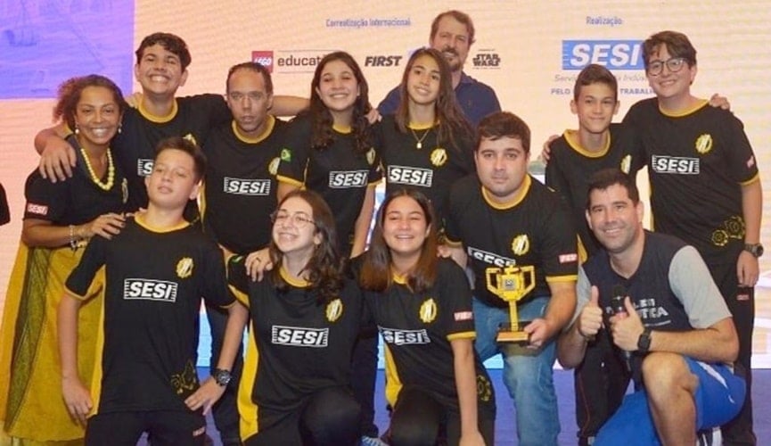 Foto de alunos em competição de robótica