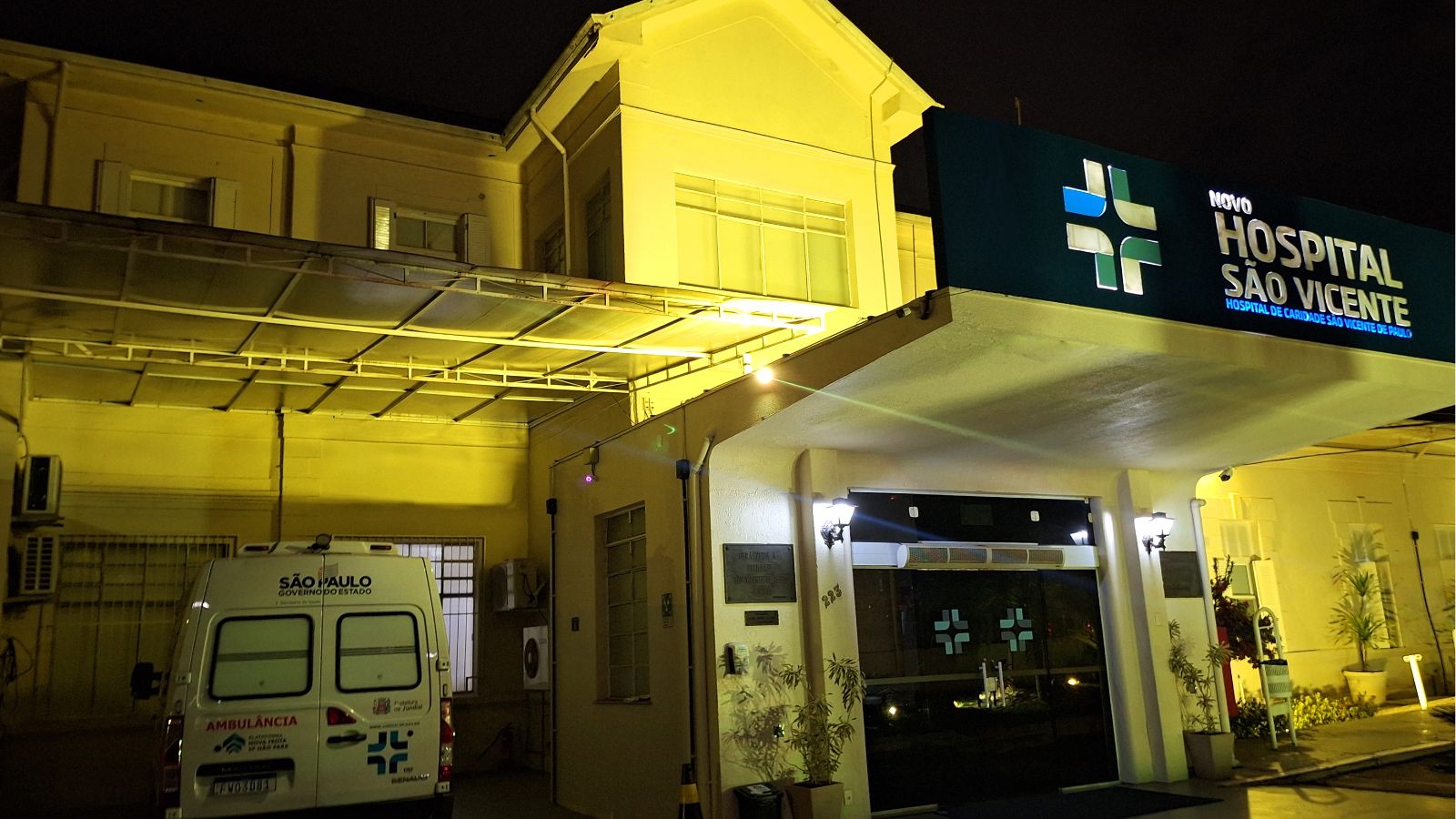 Fachada do Hospital São Vicente em amarelo.