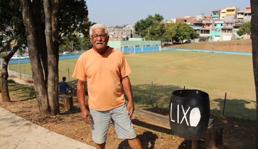 Idoso de 77 anos instala lixeiras em campo de futebol em Várzea Paulista