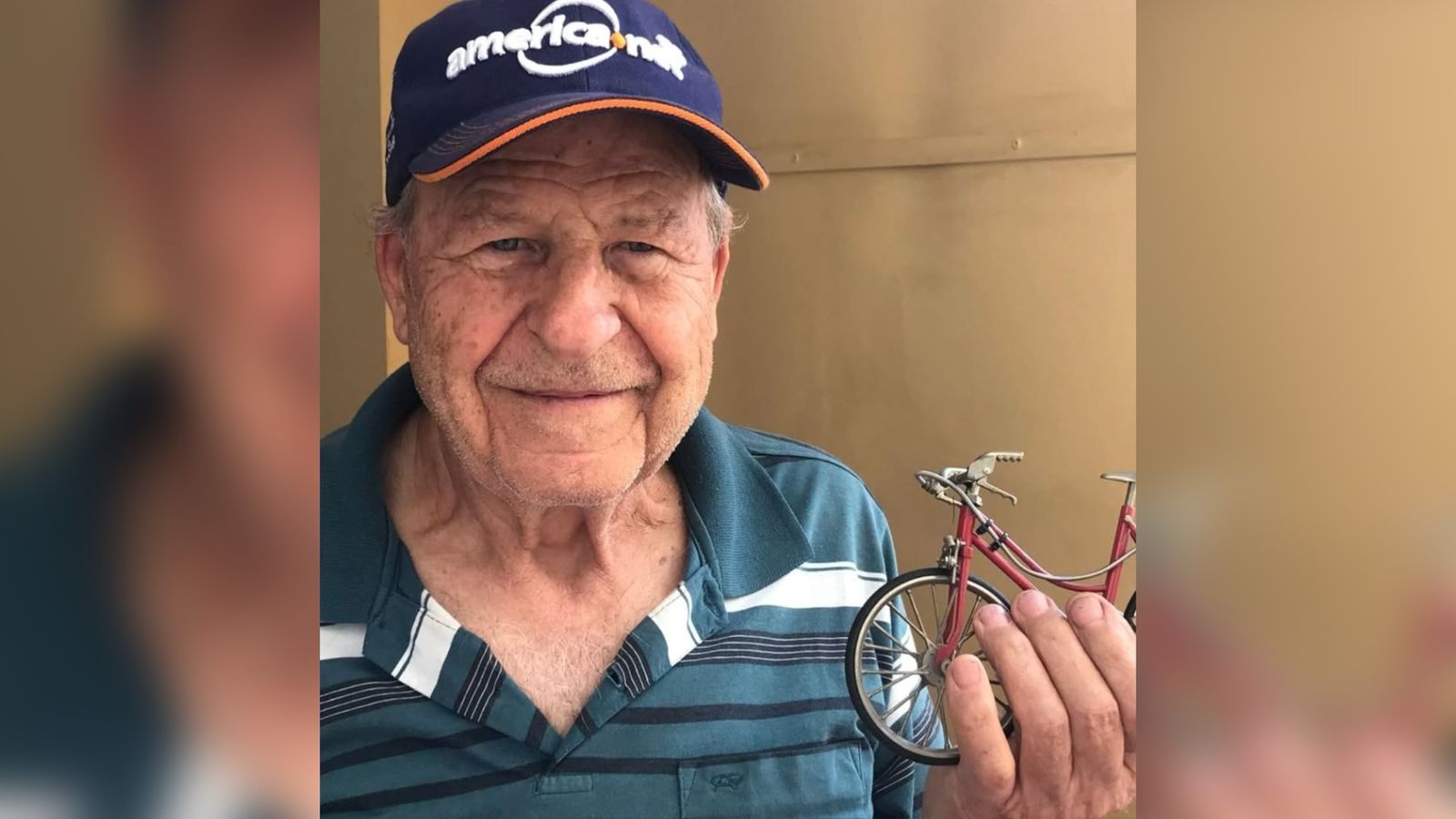 Seu Toninho com miniatura de bicicleta.
