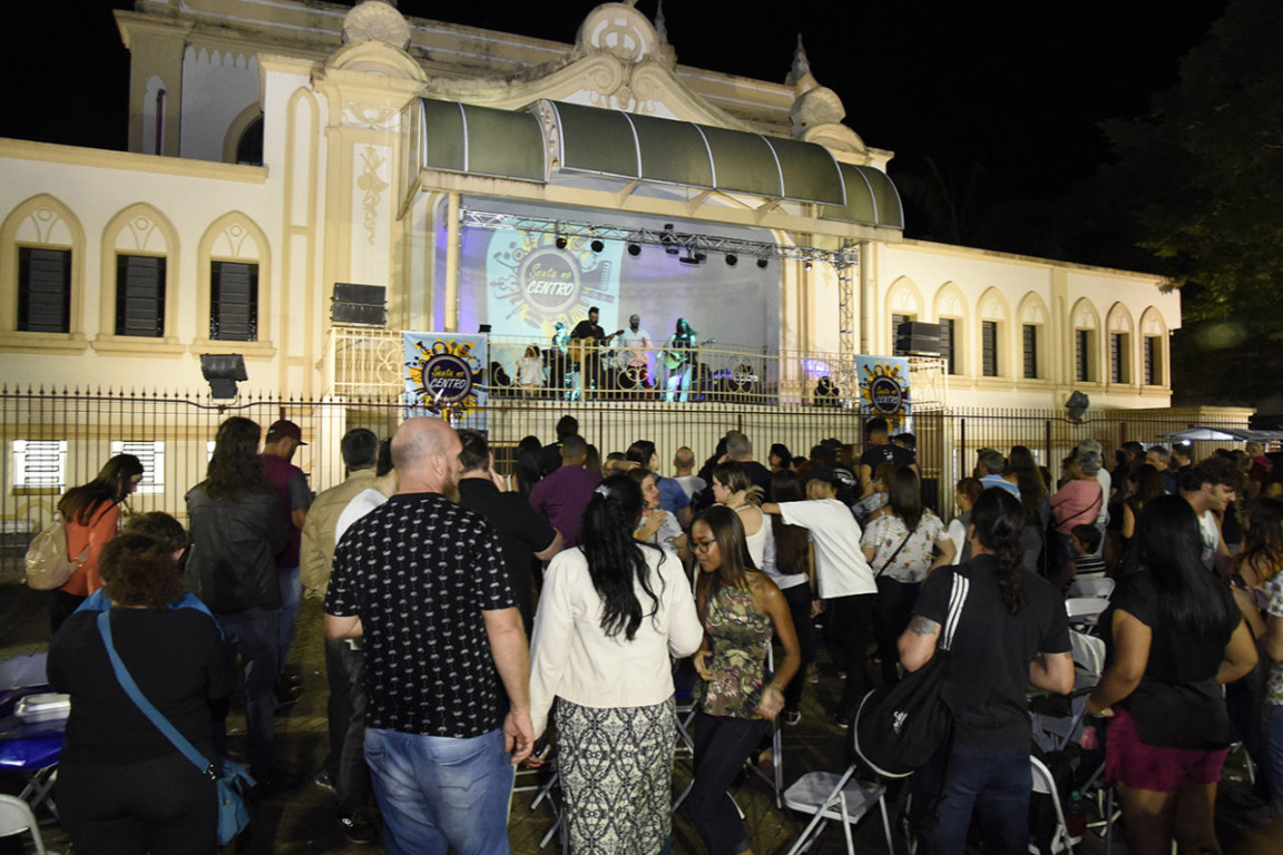 pessoas reunidas de noite perto de uma igreja