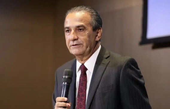 Silas Malafaia fala ao microfone durante evento, vestindo terno escuro e gravata bordô.