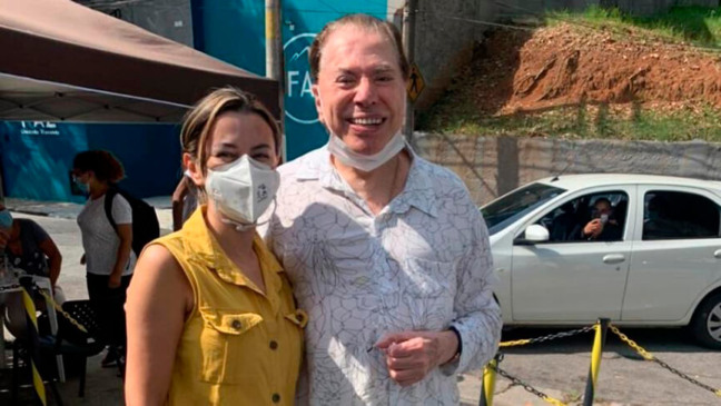 Silvio Santos recebe a vacina. (Foto: Divulgação)