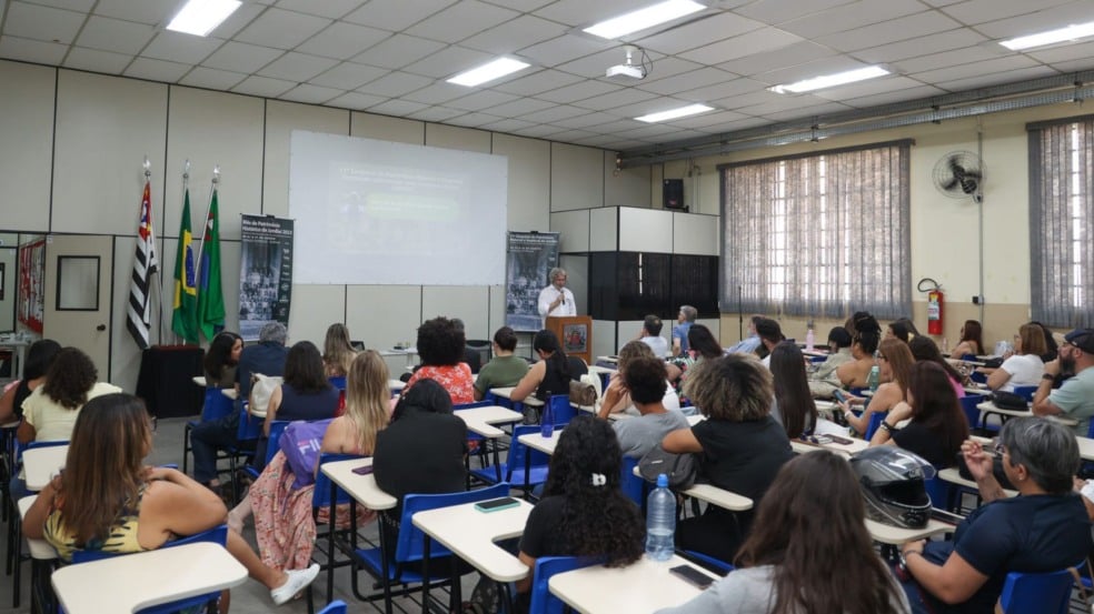 Imagem de palestra ilustrando o 13º Simpósio sobre Patrimônio.