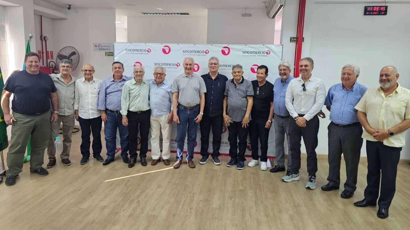 Lideranças do Sincomercio Jundiaí, FecomercioSP e sindicatos patronais reunidas em foto oficial no encontro regional.