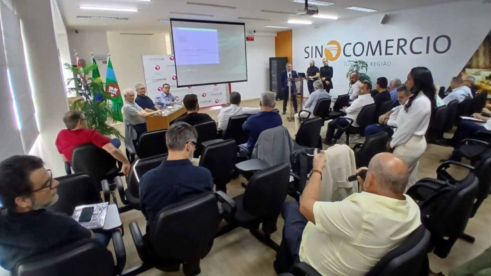 Encontro do Sincomercio Jundiaí com representantes da FecomercioSP e sindicatos regionais discutindo a atualização do Simples Nacional e perspectivas do comércio varejista.