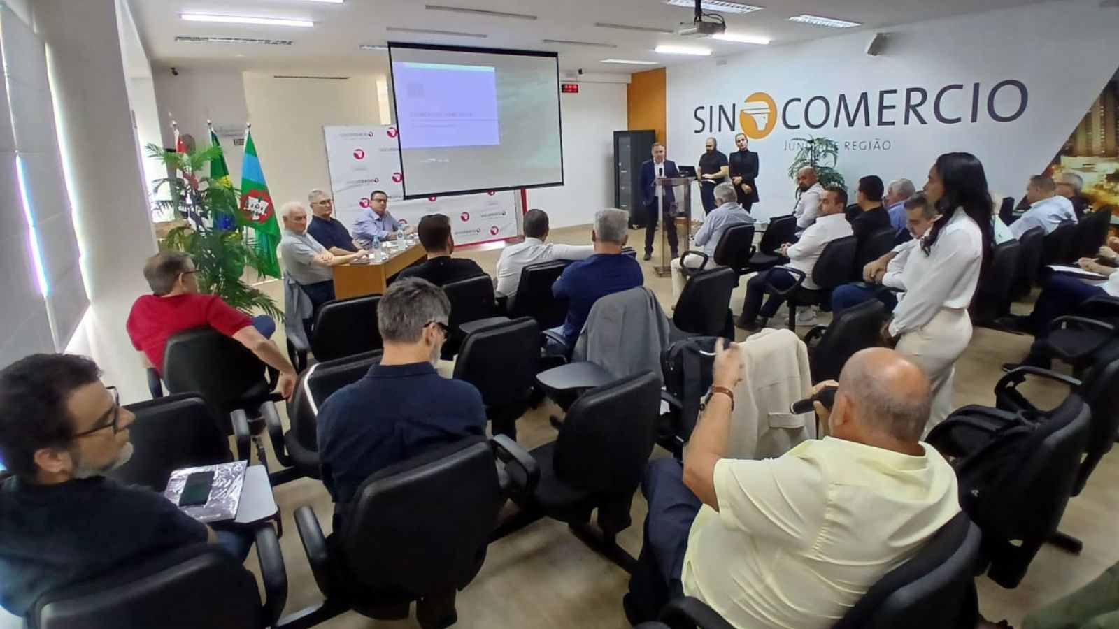 Encontro do Sincomercio Jundiaí com representantes da FecomercioSP e sindicatos regionais discutindo a atualização do Simples Nacional e perspectivas do comércio varejista.
