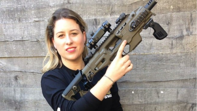 Susanna do Val Moore em treinamento de tiros em Paris