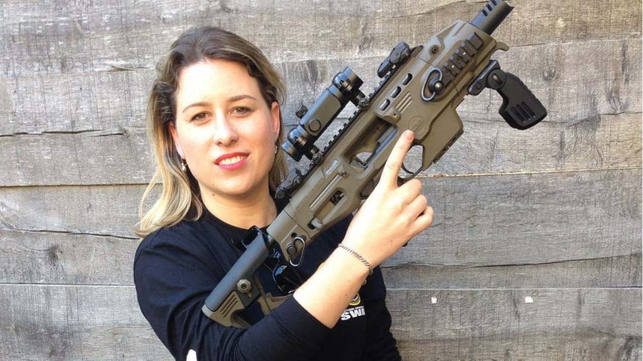 Susanna do Val Moore em treinamento de tiros em Paris